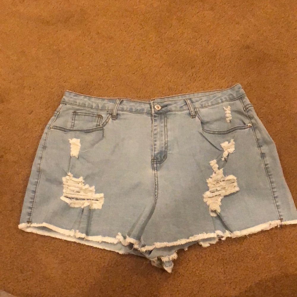 Lightwash ripped denim shorts